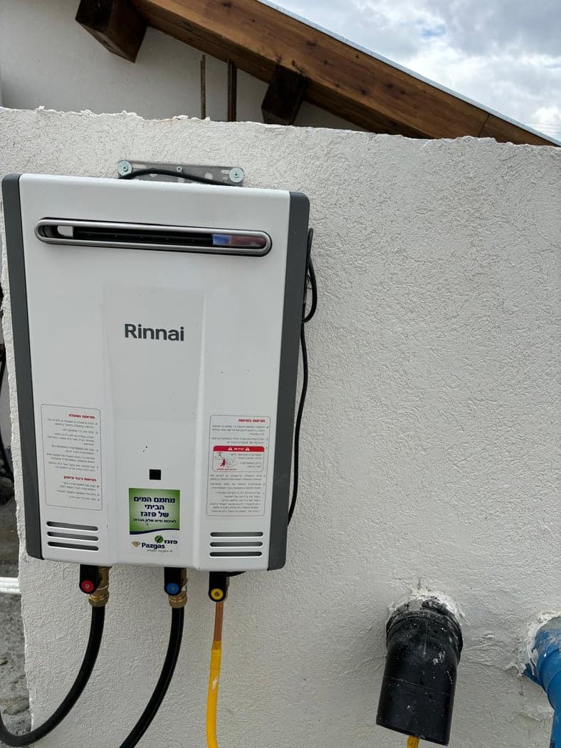 התקנת מחמם מים זורמים Rinnai על קיר חיצוני, חיבור גז ומים מקצועי